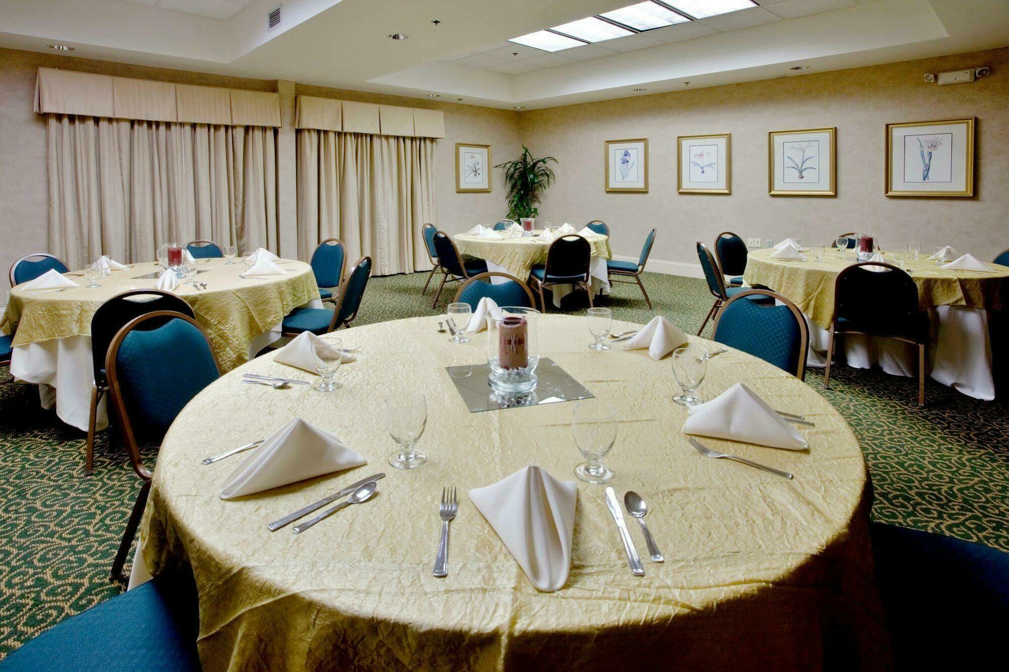 Holiday Inn & Suites Raleigh Cary By Ihg Restaurant foto